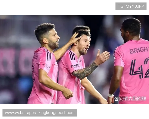 梅西在更衣室写下鼓励寄语贴在墙上，队友竞相拍照